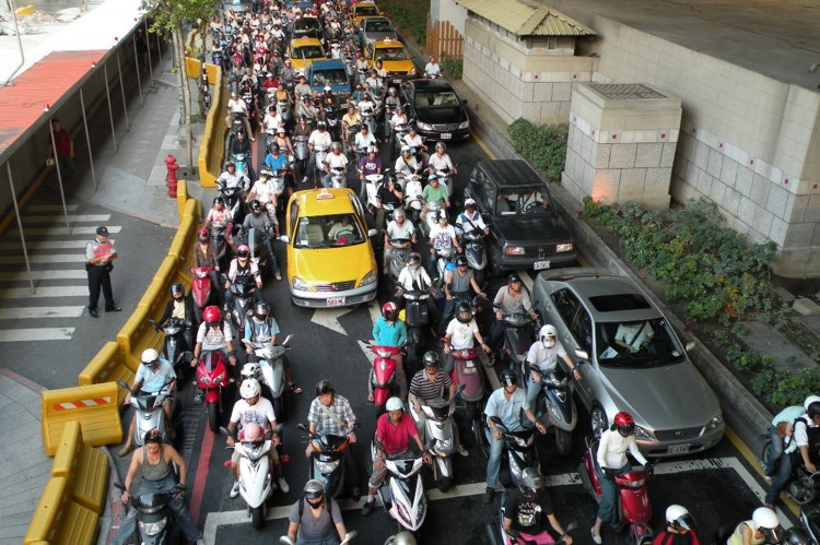 Motorcycles_in_Taipei_1.jpg