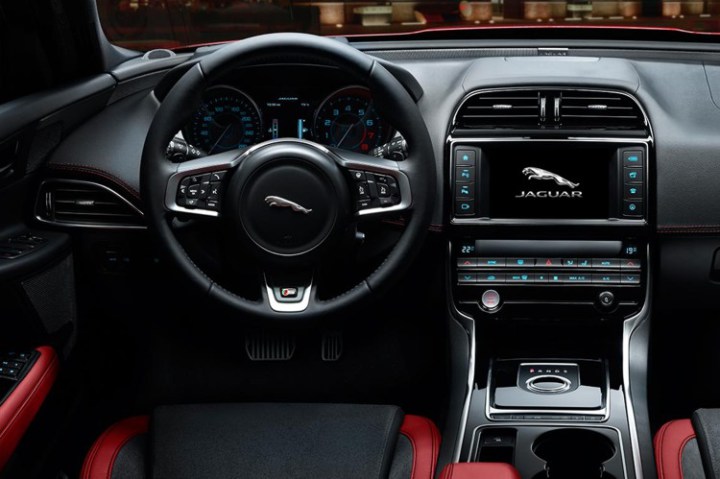 jaguar_XE_2015_4.jpg