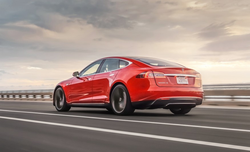2015-Tesla-Model-S-P85D-2.jpg