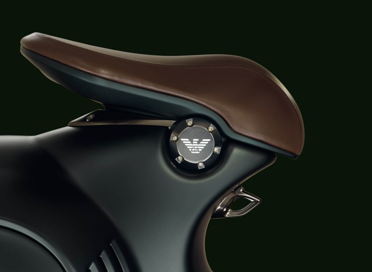 Vespa_946_Emporio_Armani_2.jpg