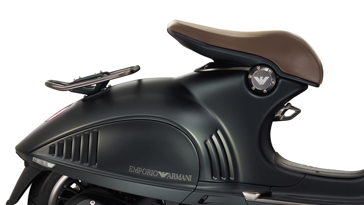 Vespa_946_Emporio_Armani_4.jpg