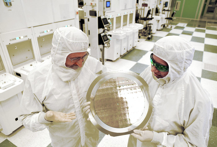 ibm_7nm_chip_1.jpg