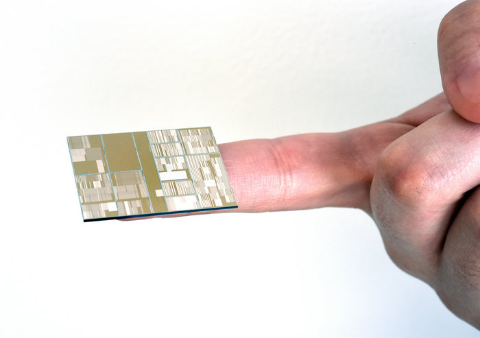 ibm_7nm_chip_2.jpg