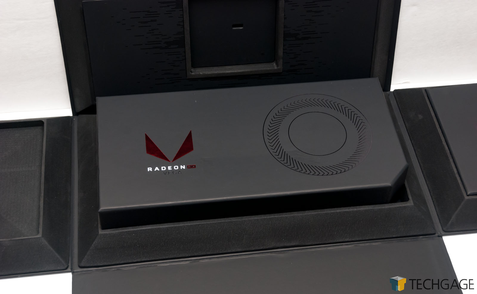 AMD-Radeon-RX-Vega-64-3.jpg