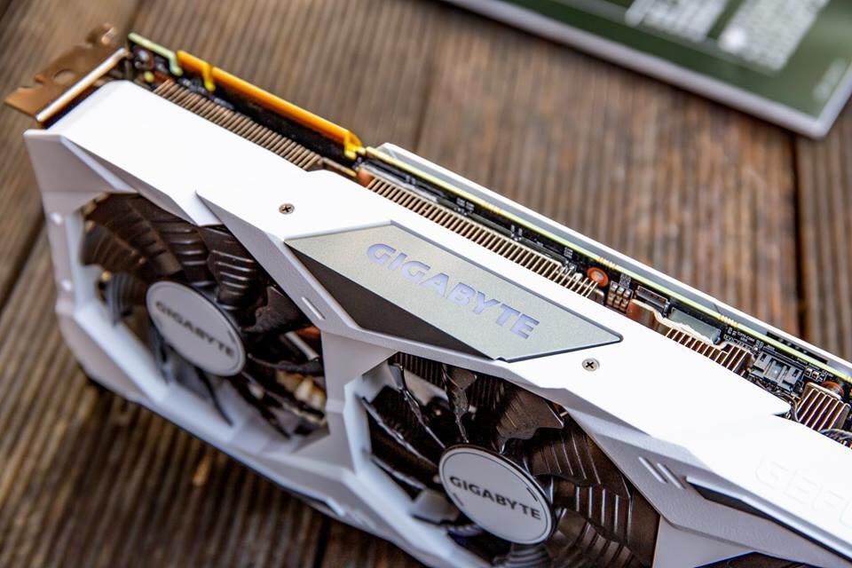 gigabyte_rtx_2080_white_3.jpg