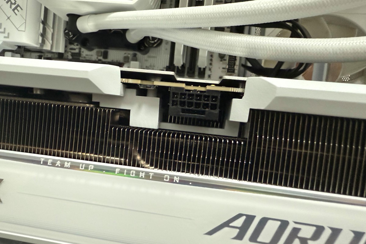 rtx5090d_b2.jpg
