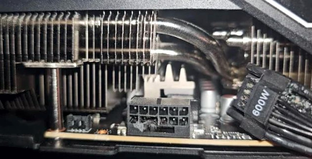 pny_rtx5090_b1.jpg